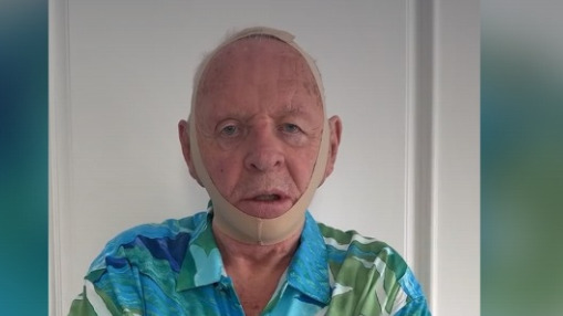 «Чувствую себя моложе»: Энтони Хопкинс высмеял повязку для лица от Ким Кардашьян