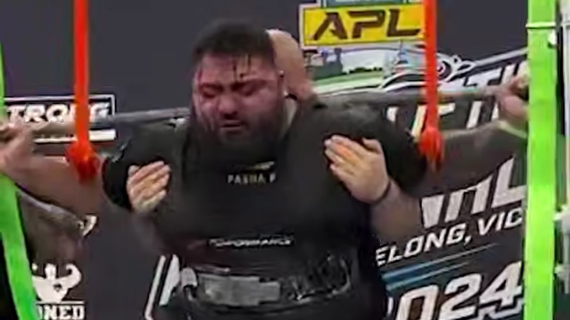 688cd6de82682c04afa6c0b7 Кровь из глаз полилась у австралийского пауэрлифтера во время приседа