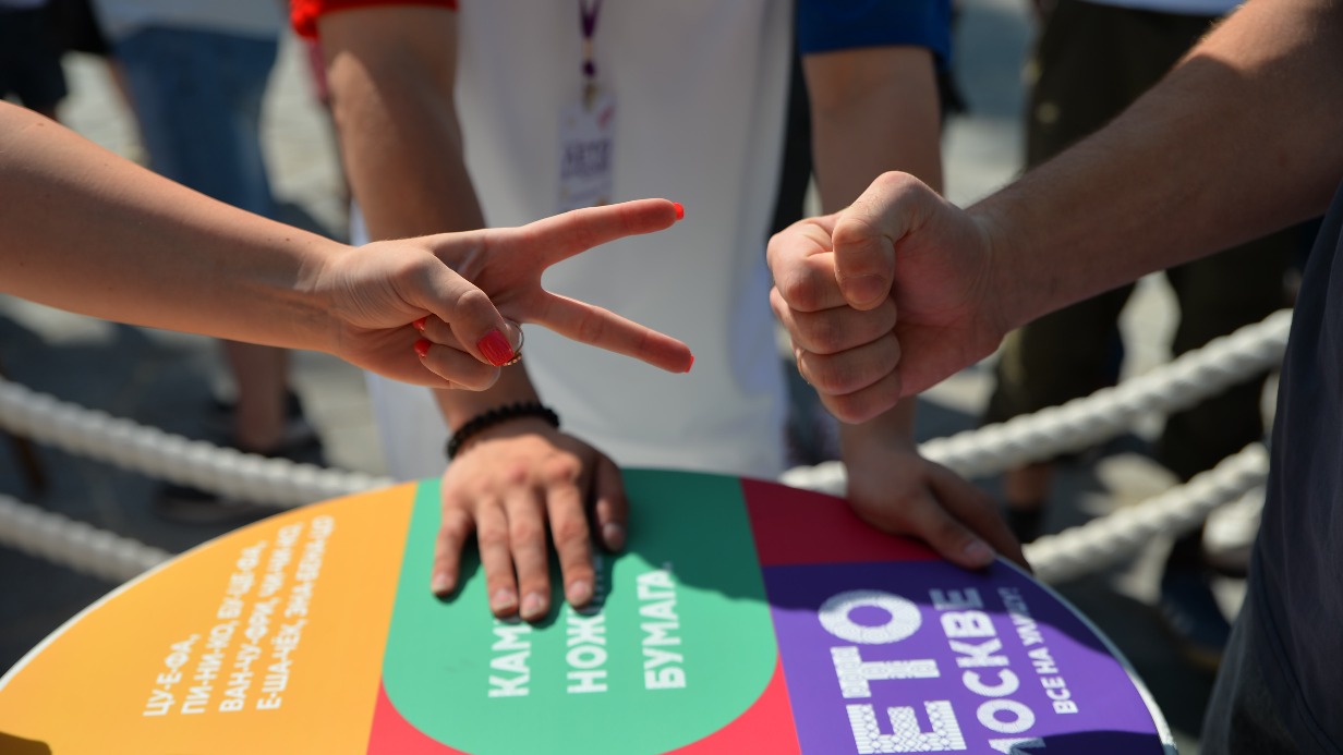 В финал чемпионата по игре «Камень, ножницы, бумага» прошли восемь игроков