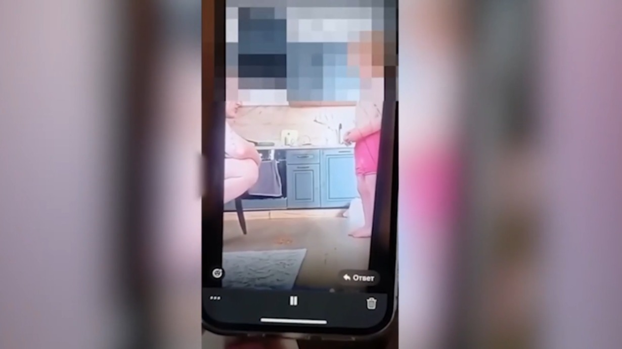 Голая тюменка избила чужого ребенка и заставила его есть гречку с пола