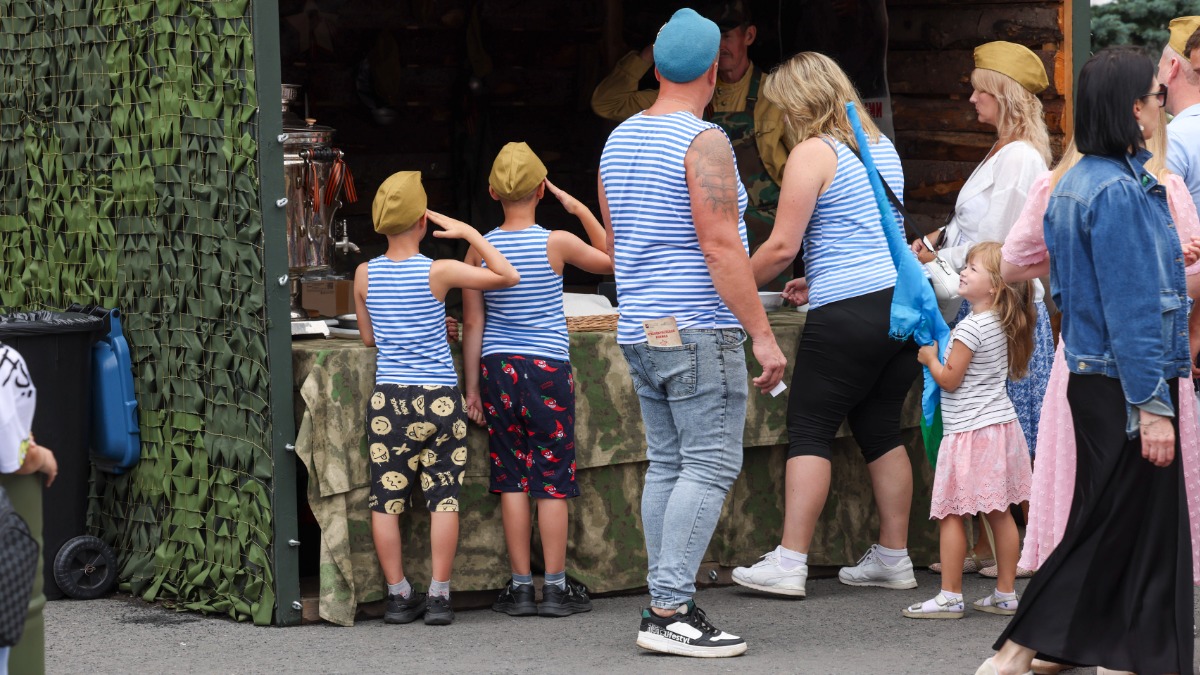 95-летие ВДВ отметили у Музея Победы