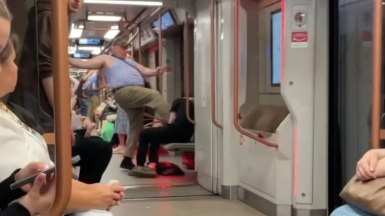 688e5f7982682c04afafcede Мужчина в тельняшке дважды пнул спавшего пассажира в московском метро и сбежал