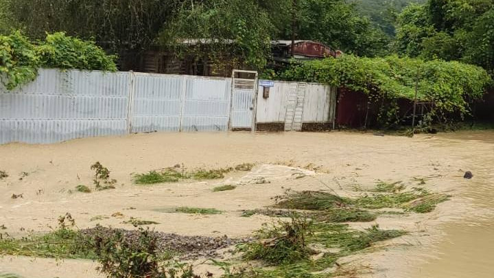 Спасателей направили к туристам в затопленном из-за смерча селе под Краснодаром