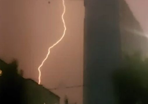 Shot: В Приморском крае момент удара молнии в ЛЭП со взрывом попал на видео