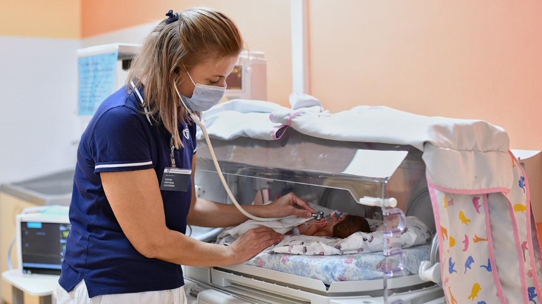 Врачи в столичном перинатальном центре спасли тройняшек, родившихся раньше срока