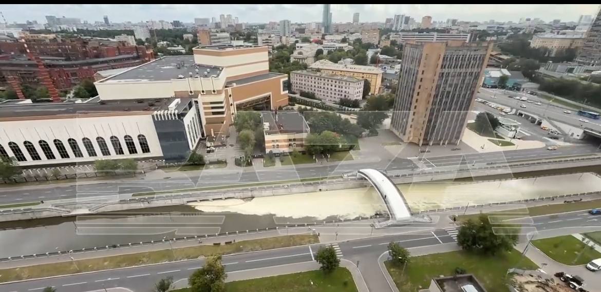 Река Яуза в Москве окрасилась в фисташковый цвет