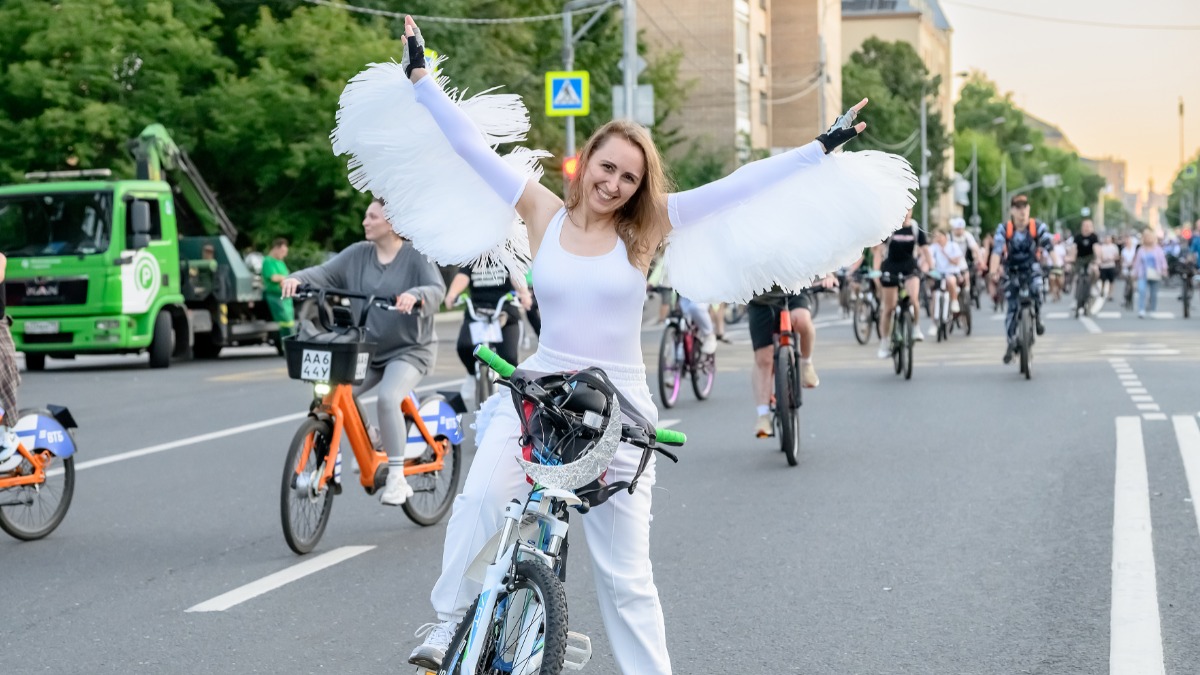 Участница второго Ночного велофестиваля Наталья Корнейчук в костюме ангела