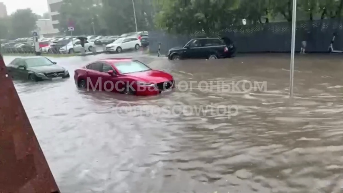 Москвичи сняли на видео затопленные на Выборгской улице автомобили
