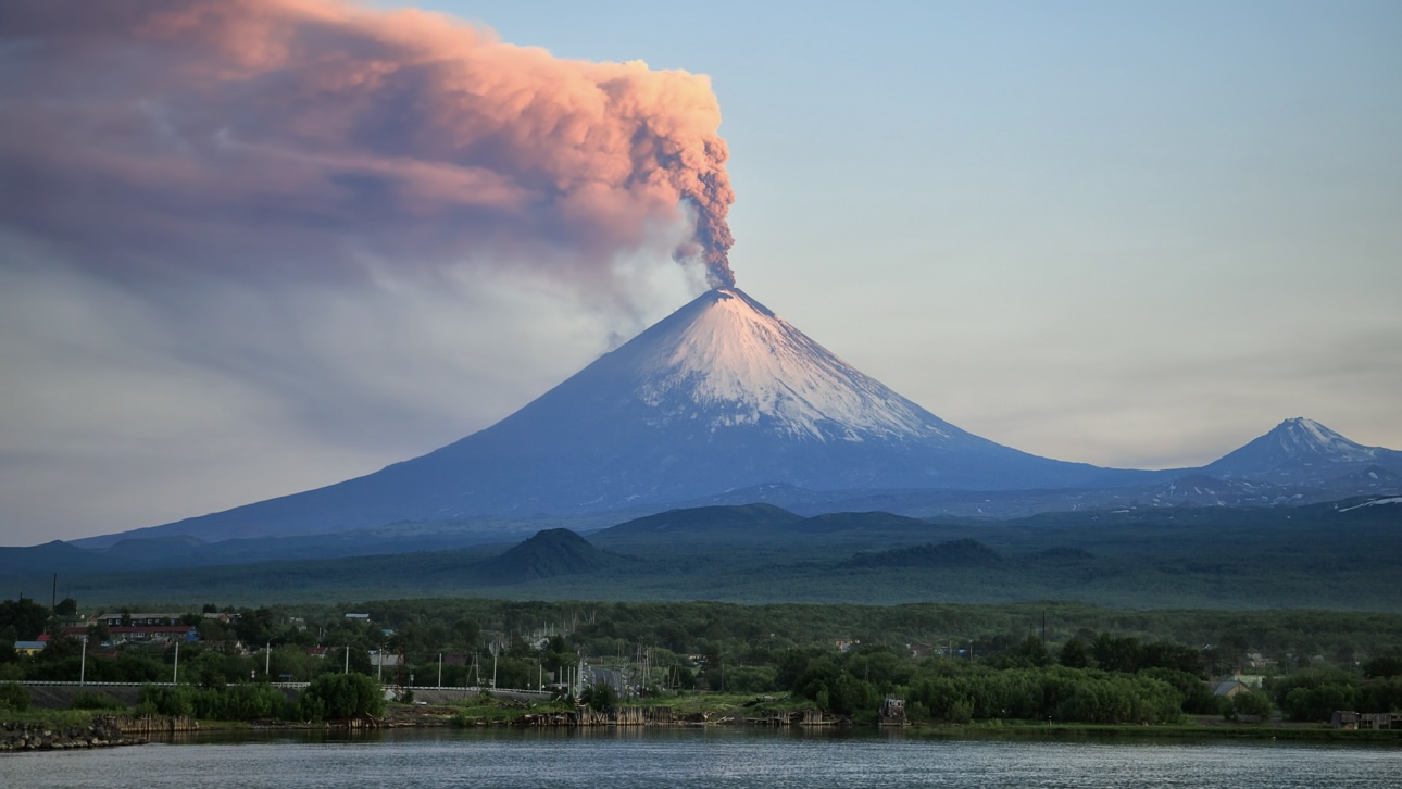 Извержение вулканов на Камчатке: таяние ледников, пепельные облака и лава, какие будут последствия
