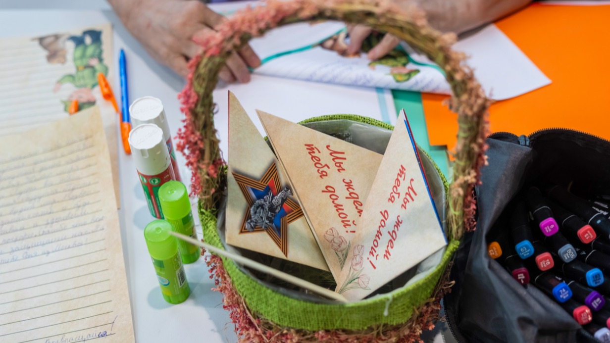 Дети написали трогательные письма участникам СВО на акции «Письмо солдату» в рамках «Лета в Москве»