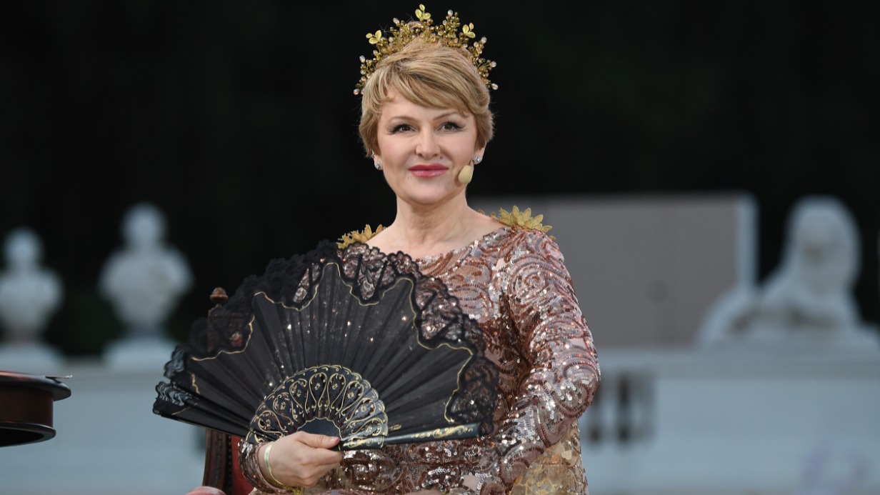 Народная артистка РФ Марина Есипенко на ХХХ церемонии вручения театральной премии «Хрустальная Турандот» в музее-усадьбе «Архангельское»