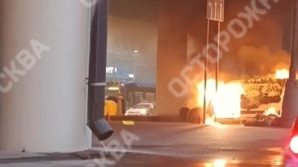 Фургон загорелся под мостом на Волоколамском шоссе в Москве