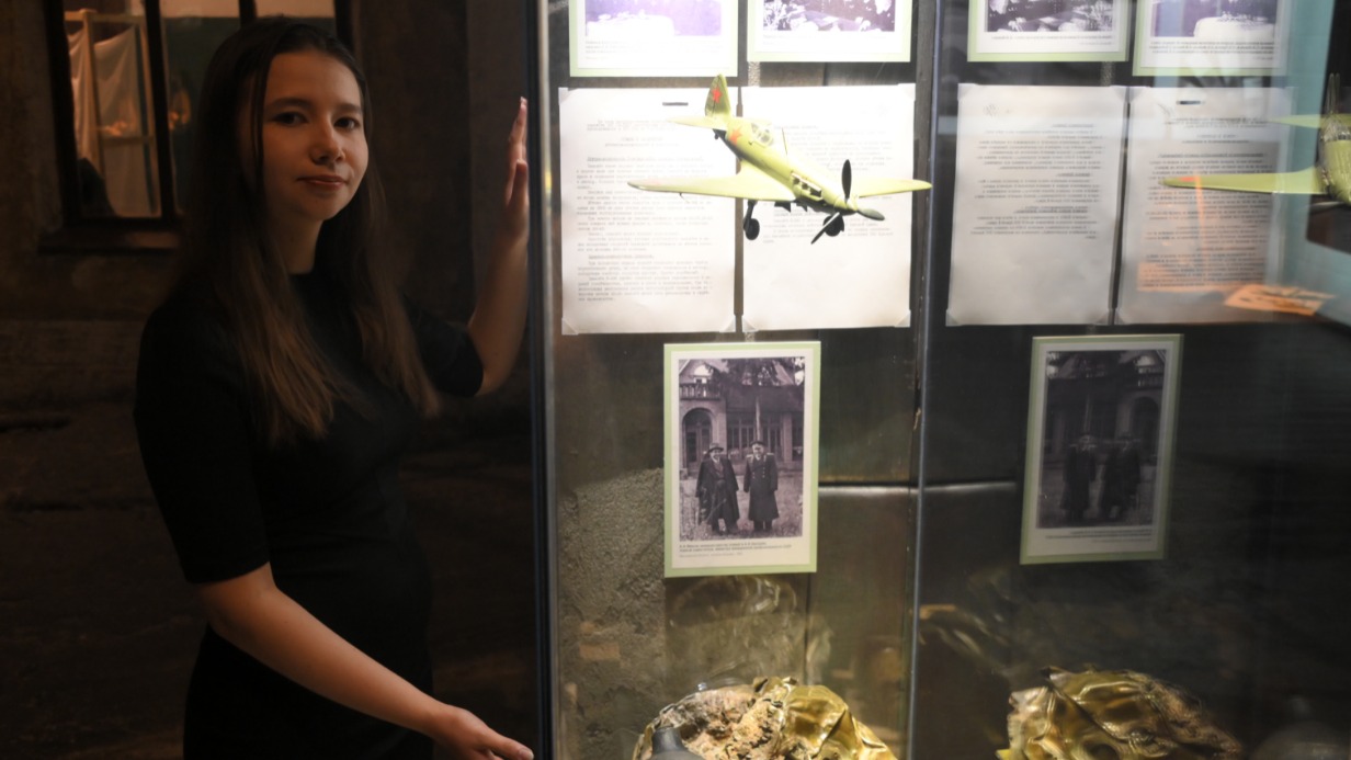 Специалист по выставочной и экспозиционной деятельности Музея Победы Екатерина Шубина показывает обновление экспозиции «Герои тыла», посвященное советскому авиаконструктору Артему Микояну