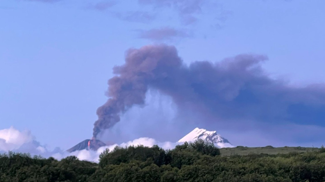 МЧС: Вулкан Крашенинникова на Камчатке выбросил пепел на высоту шести километров