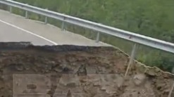 Огромная дыра образовалась на трассе в Амурской области