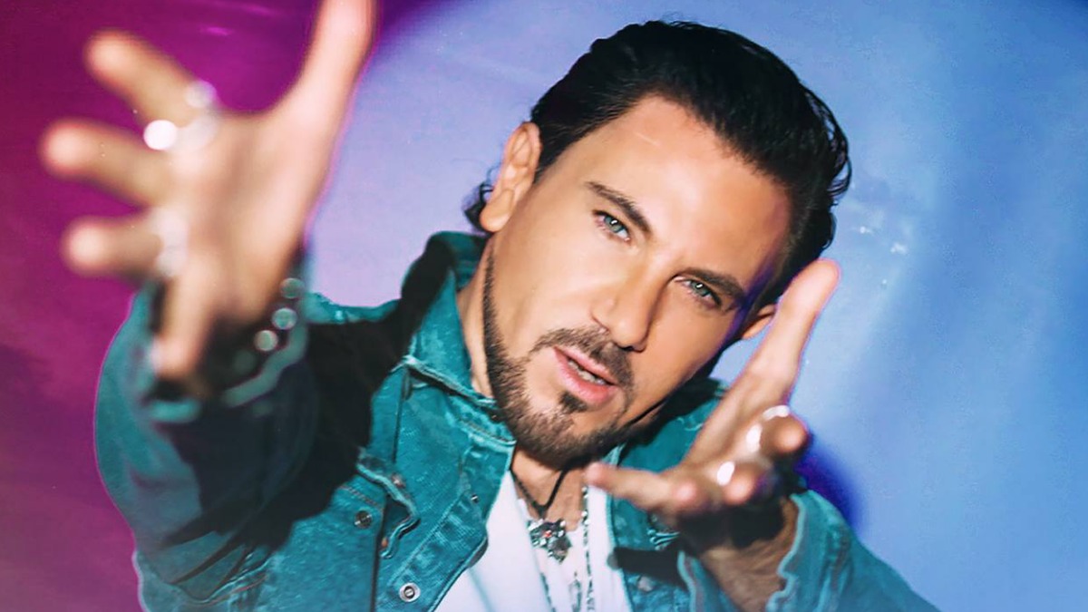 Певец Авраам Руссо завоевал популярность в нашей стране в начале 2000-х годов, когда его песни, такие как «Любовь, которой больше нет» и «Просто любить тебя», стали настоящими хитами