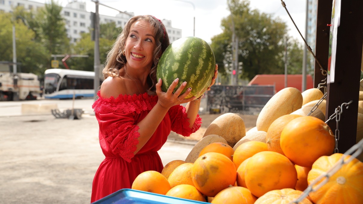 Москвичка Татьяна Самарина выбирает арбуз
