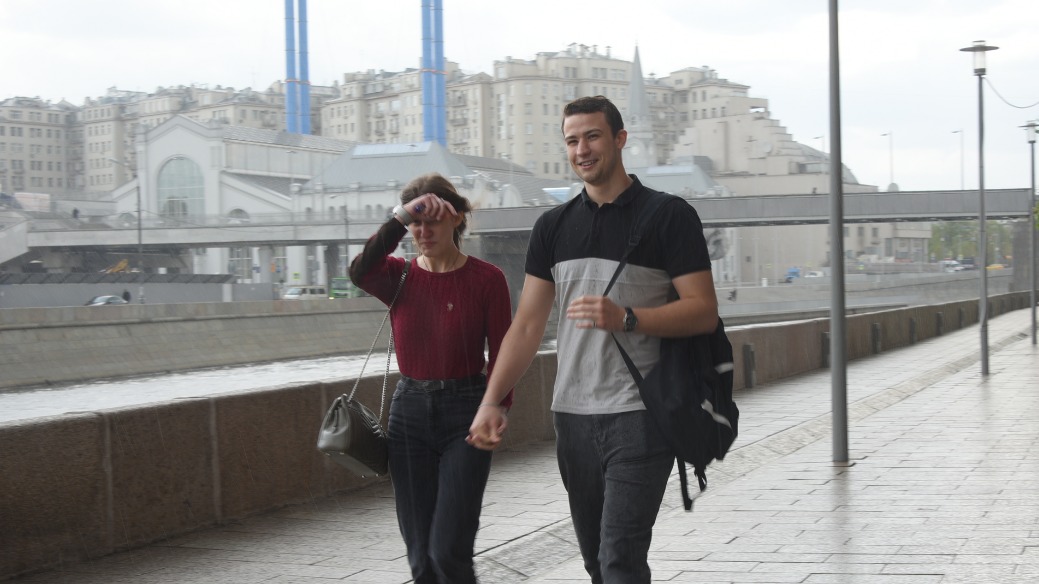 Москвичи Мария Парамонова и Никита Сомов гуляют по Якиманской набережной в пасмурную погоду