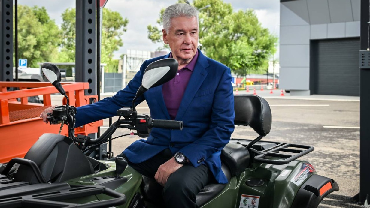 Собянин открыл первый флагманский МФЦ для регистрации самоходной техники