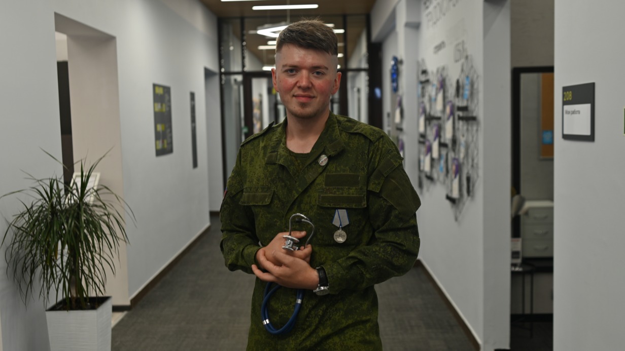 Анестезиолог, медик-доброволец Артем Болдырев приехал в Единый центр поддержки участников СВО и членов их семей, чтобы посетить тренировку по русскому рукопашному бою