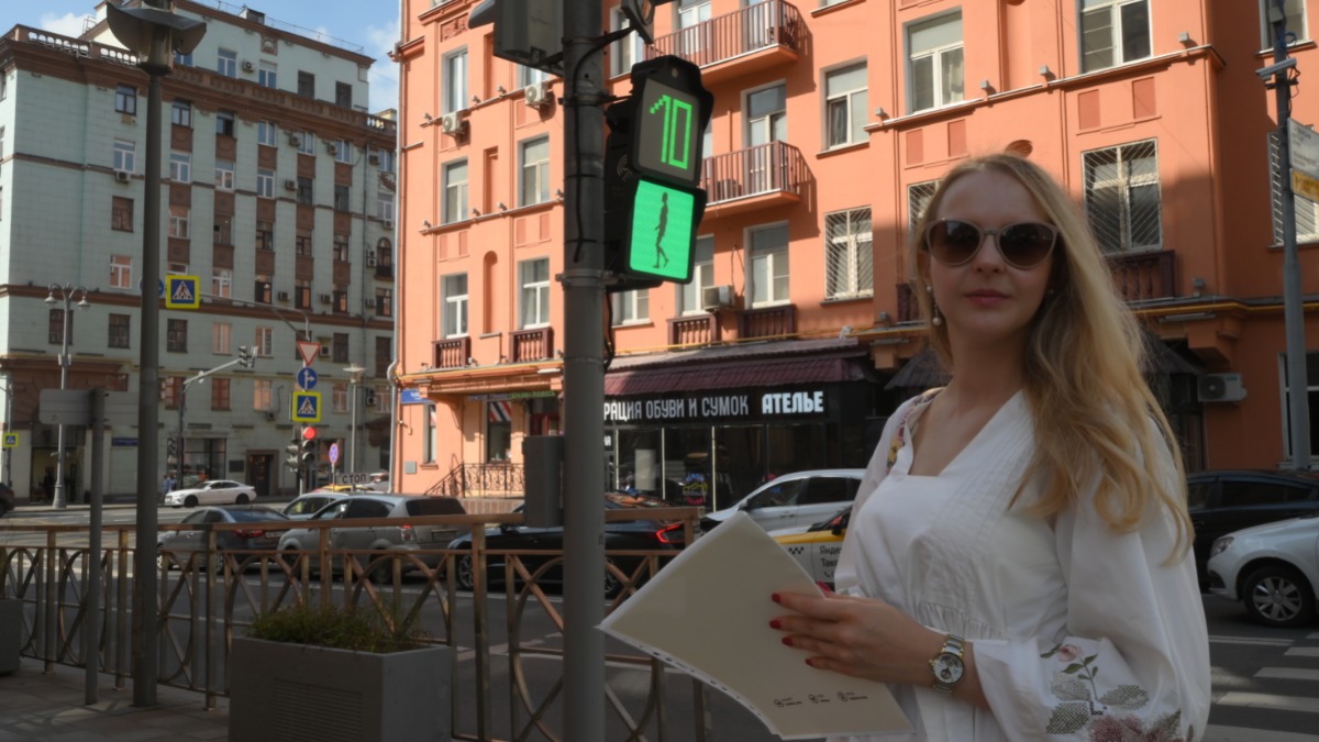 Москвичка Дарья Сафронова переходит улицу Чаянова по сигналу нового светофора, работающего в тестовом режиме