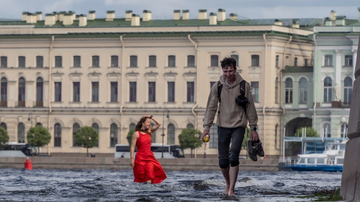 Поднятие уровня воды в реке Неве в Санкт-Петербурге. Район стрелки Васильевского острова сильно затопило
