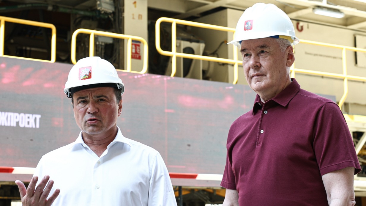 Мэр Москвы Сергей Собянин и губернатор Московской области Андрей Воробьев во время запуска тоннелепроходческого щита на станции «Липовая Роща» Рублево-Архангельской линии