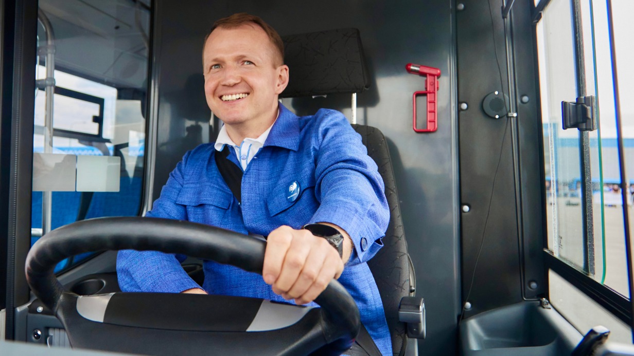 Генеральный директор ГУП «Мосгортранс» Николай Асаул за рулем электробуса