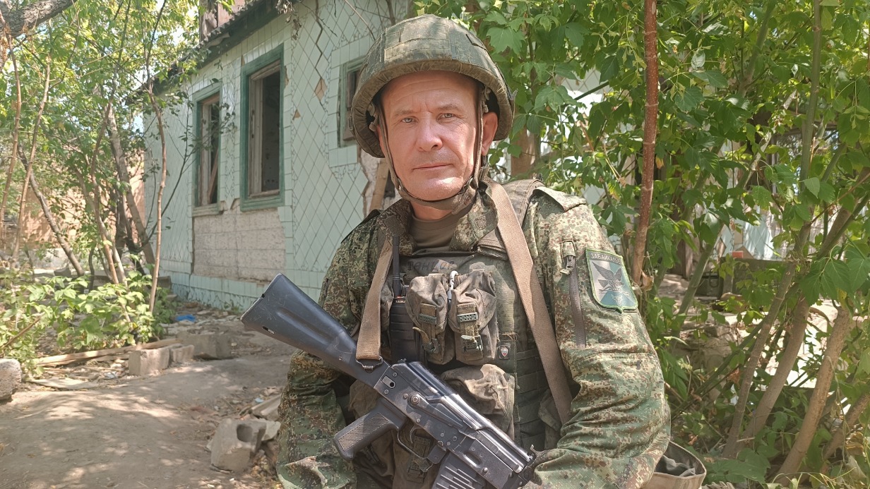 Боец с позывным «Танцор» в освобожденном поселке Зеленый Гай