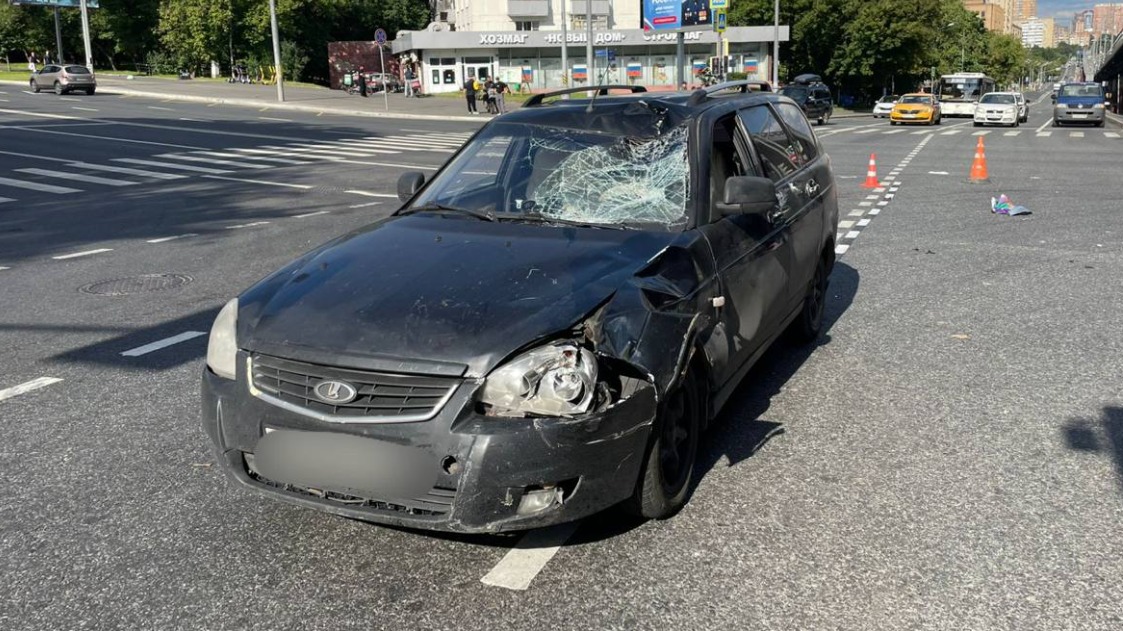 Водитель электровелосипеда столкнулся с машиной на западе Москвы