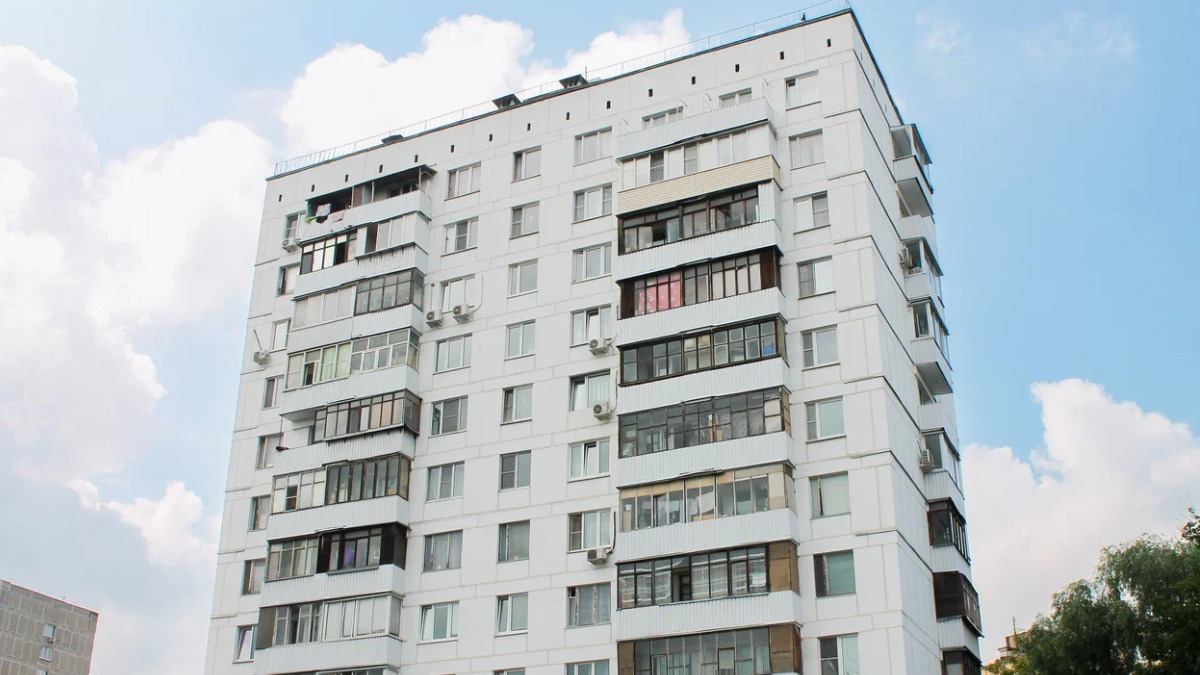 В жилом доме в районе Печатники в 2025 году заменили все лифтовое оборудование с расширением дверных проемов