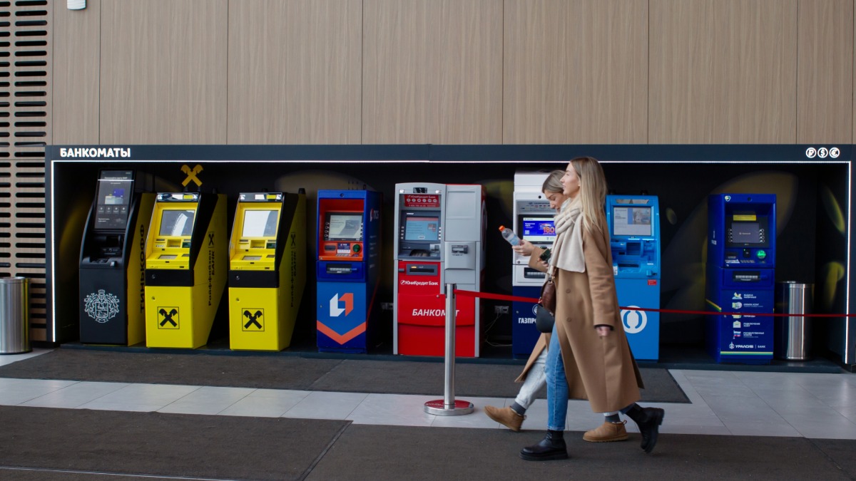 Посетители у банкоматов в одном из столичных торгово-развлекательных центров. Банкоматами ежедневно пользуются лишь 6 процентов москвичей