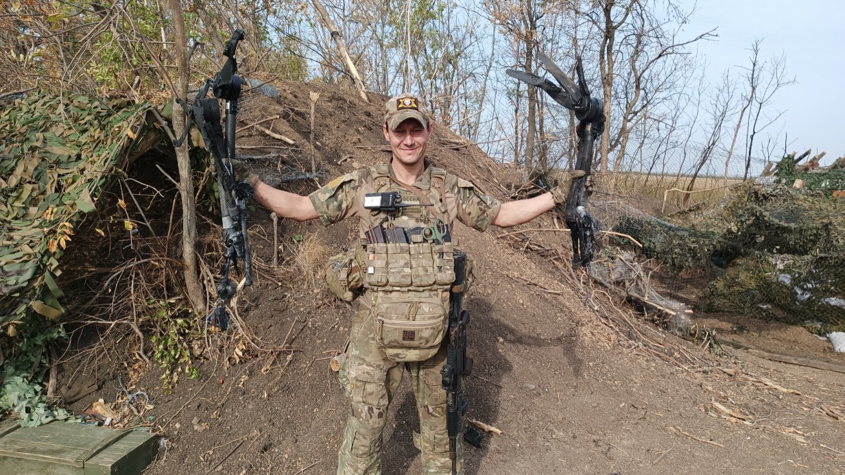 Командир орудия с позывным «Палыч» держит в руках обломки сбитого украинского дрона «Баба-яга»