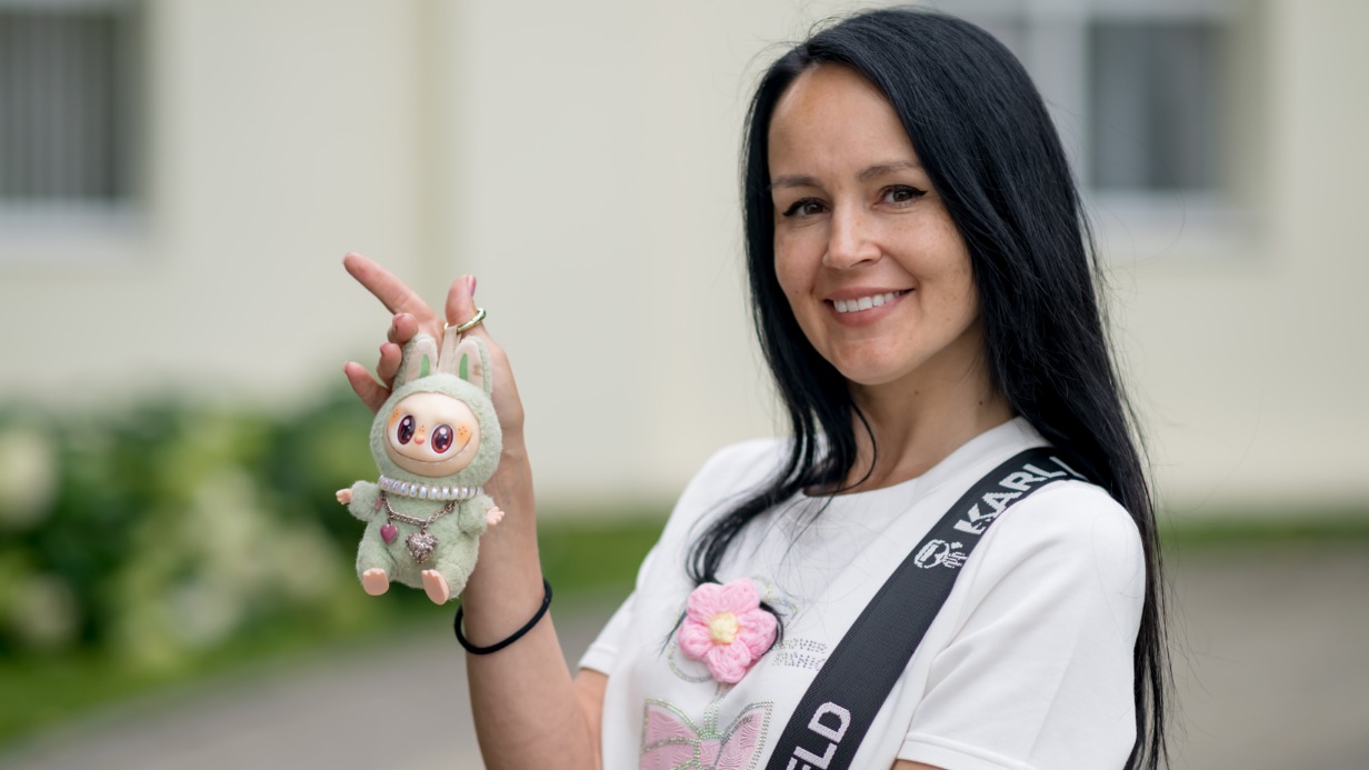 Юлия Федорова держит в руках монстрика Лабубу — заветную игрушку не только для детей, но и для взрослых