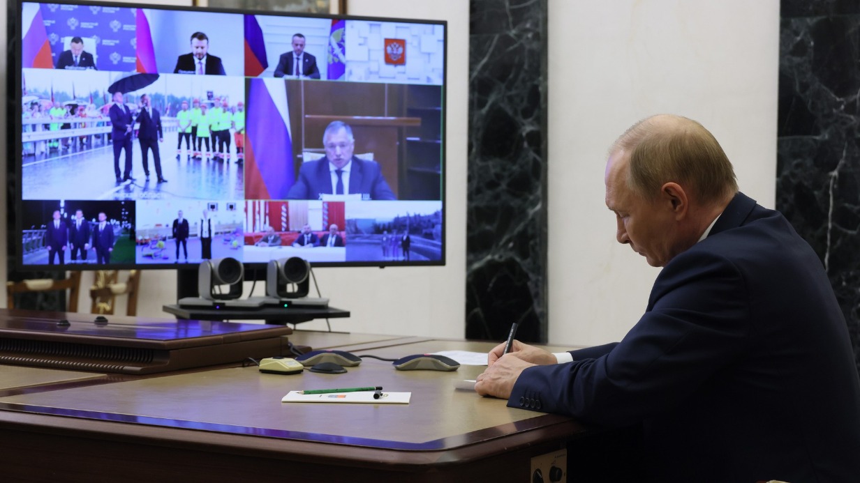Путин по видеосвязи принял участие в открытии новых объектов в регионах России