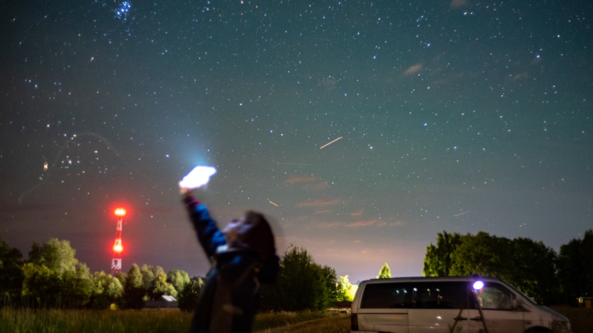 Звездопад лучше наблюдать за чертой города, пик метеорного потока наступает около двух часов ночи