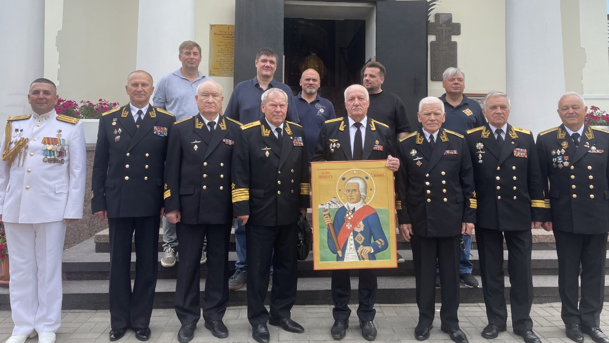 Члены «Клуба адмиралов»: капитан второго ранга Дмитрий Ралль, контр-адмирал Борис Колодкин, контр-адмирал Батыр Зулькарнаев, адмирал Владимир Волуев, капитан 1-го ранга Николай Иванов, вице-адмирал Валерий Дорогин, контр-адмирал Юрий Кличугин, вице-адмирал Виктор Нечаев и инициативная группа передают в дар Крестовоздвиженскому монастырю икону Федора Ушакова