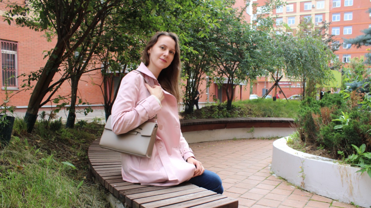 Мария Морозова в хорошую погоду гуляет во дворе дома