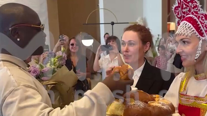 Рэпер из США Akon поселился в Сочи в номере за миллион рублей в славянском стиле