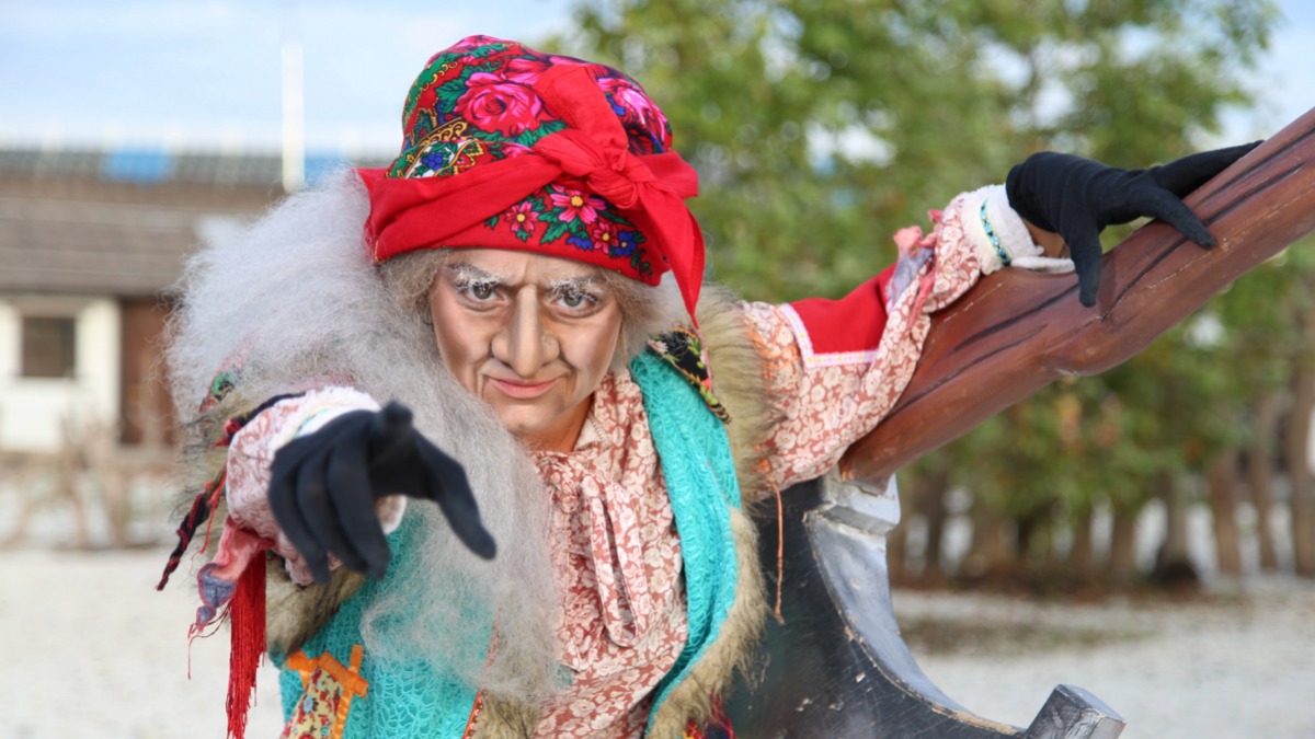 Баба-яга, согласно славянской мифологии — это многогранный персонаж. Старушка, обитающая в лесу, может быть как злой, так и доброй