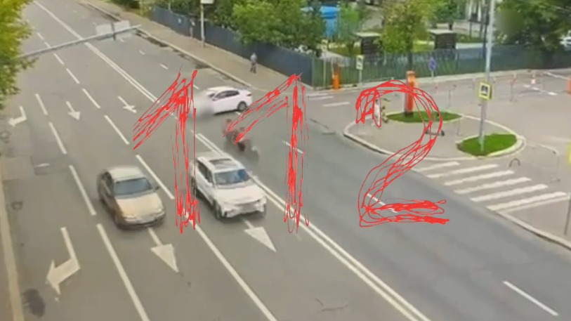 Мотоциклист на скорости влетел в легковушку в центре Москвы и погиб