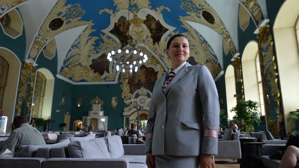 Заместитель начальника Казанского вокзала Татьяна Лапченко в специальной комнате вокзала, где находится часовой механизм знаменитых зодиакальных часов по проекту Алексея Щусева