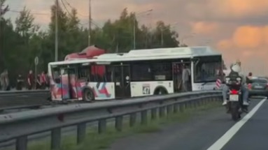 Пассажирский автобус столкнулся с грузовиком в Ленинградской области