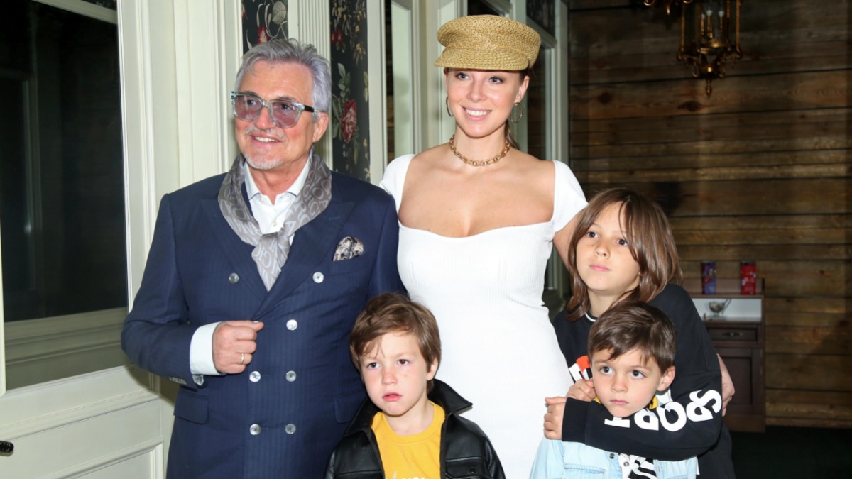 Дмитрий Дибров с супругой Полиной и сыновьями Федором, Ильей и Александром