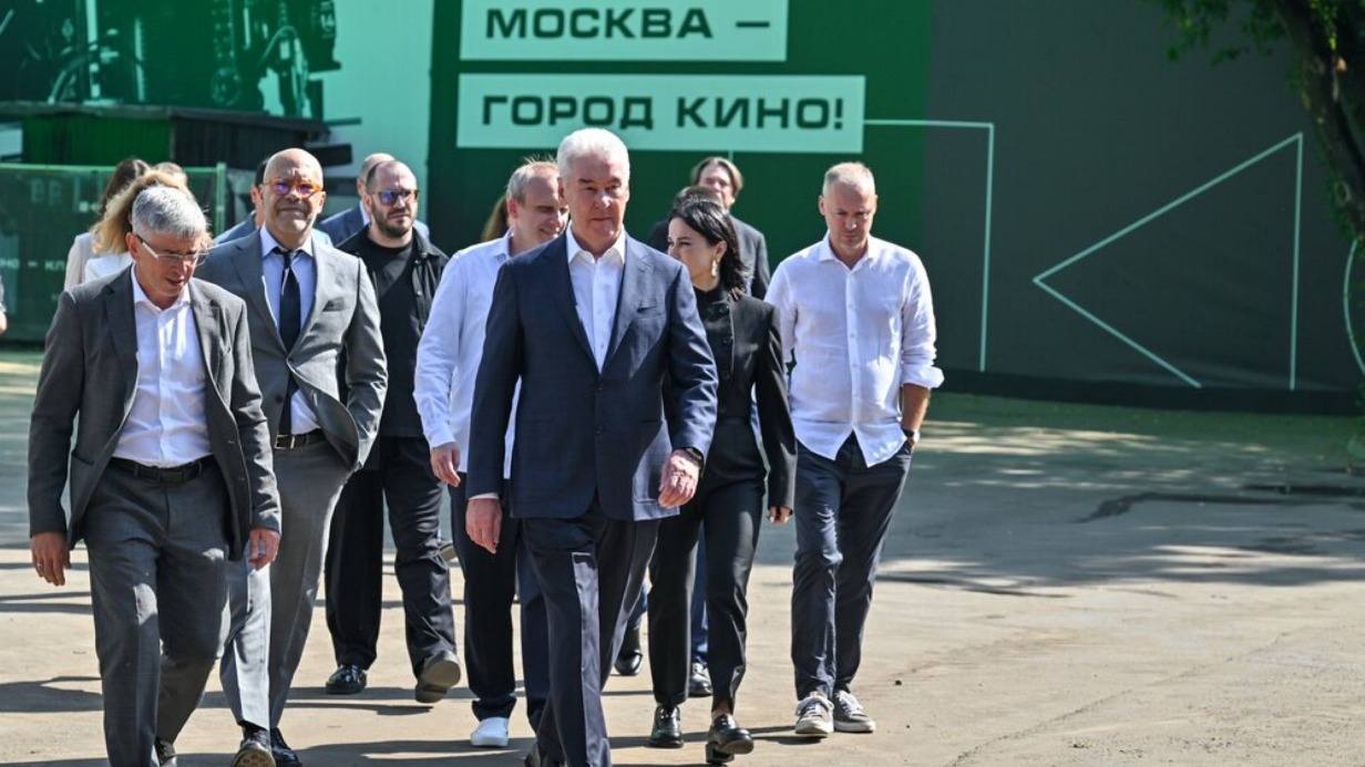 Мэр Москвы Сергей Собянин и глава Департамента культуры Алексей Фурсин во время осмотра новой площадки Киностудии имени Горького