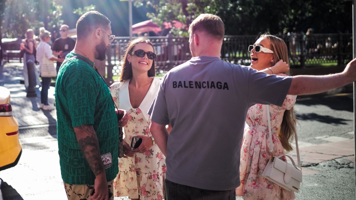 Обеспеченные молодые люди часто гуляют на Патриарших прудах