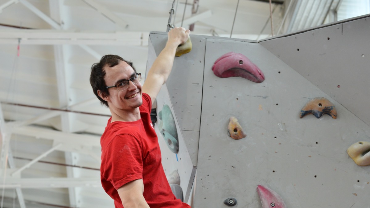 Альпинист Виталий Левченко на скалодроме