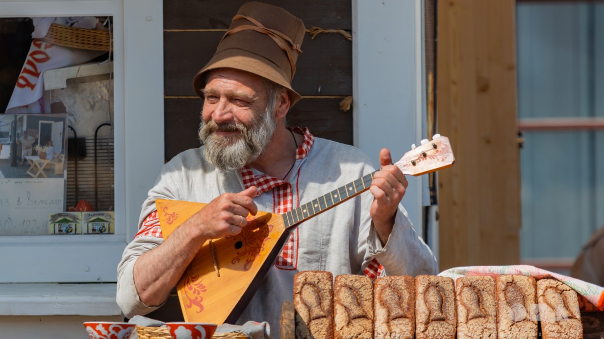 Местная знаменитость, пекарь Андрей Ковалев выпекает 60 буханок хлеба ежедневно. Его раскупают в считаные часы