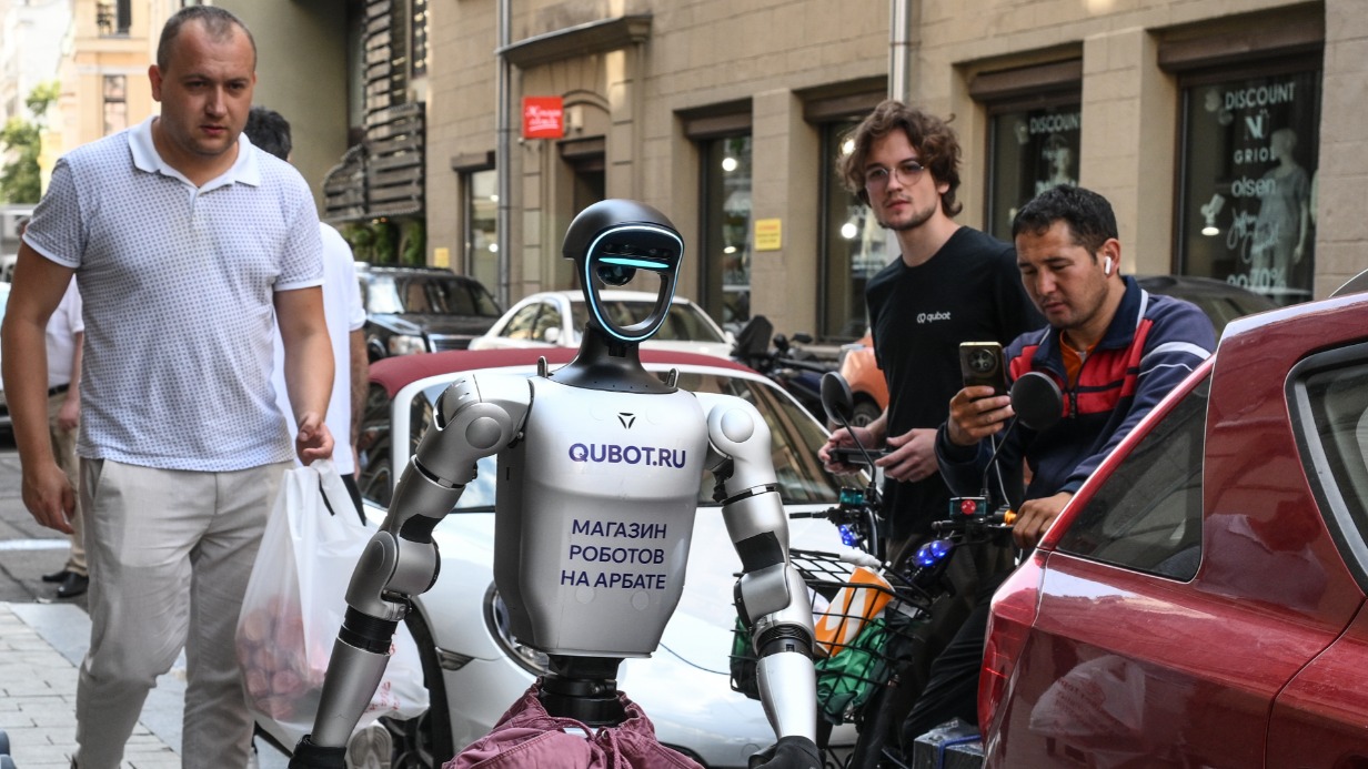 Роботов под управлением ИИ этим летом можно встретить на улицах Москвы. Они рекламируют самих себя и пока ничего не требуют от прохожих