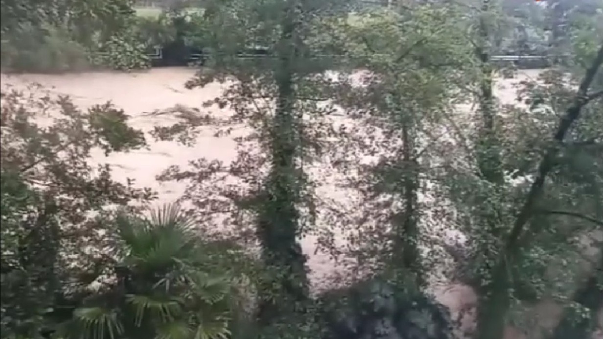 «Водный Армагеддон»: сильный ливень затопил улицы в Сочи